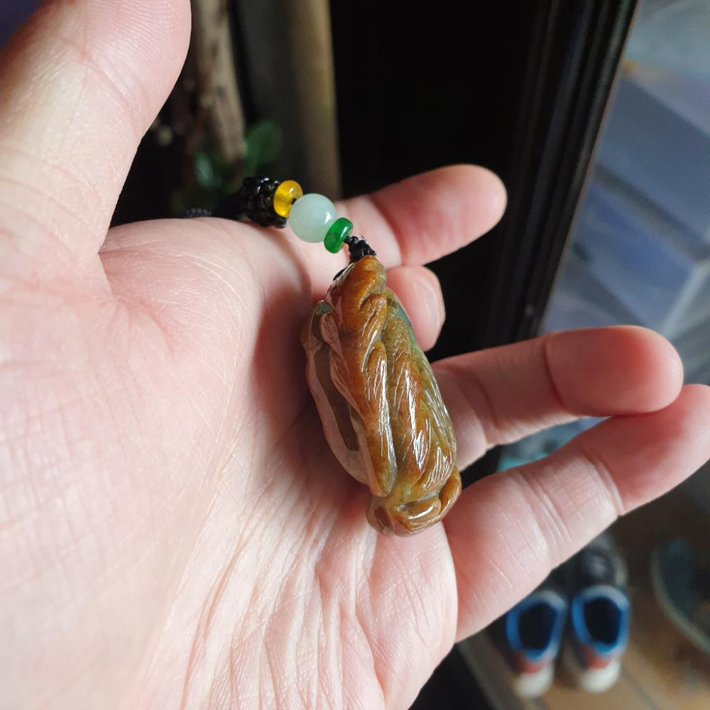 逸品軒~天然緬甸玉A貨-R1902-雙色九尾狐墜子 長63.5mm寬41.2mm厚17.5mm 巧色巧雕，顏色特別。 九-細節圖5