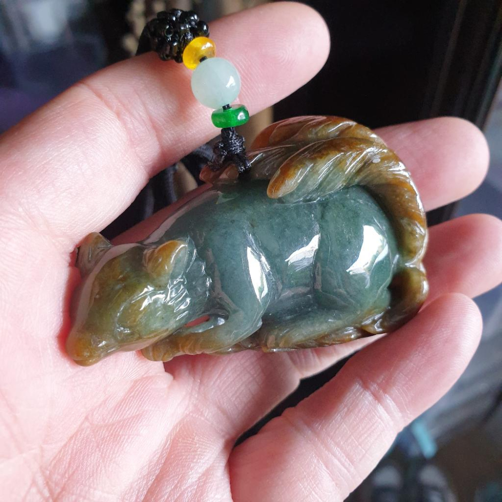 逸品軒~天然緬甸玉A貨-R1902-雙色九尾狐墜子 長63.5mm寬41.2mm厚17.5mm 巧色巧雕，顏色特別。 九-細節圖6