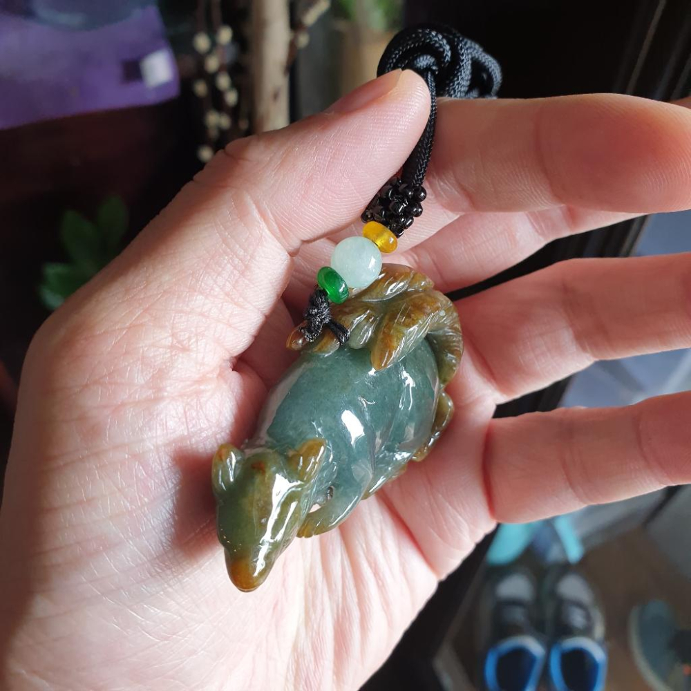 逸品軒~天然緬甸玉A貨-R1902-雙色九尾狐墜子 長63.5mm寬41.2mm厚17.5mm 巧色巧雕，顏色特別。 九-細節圖7