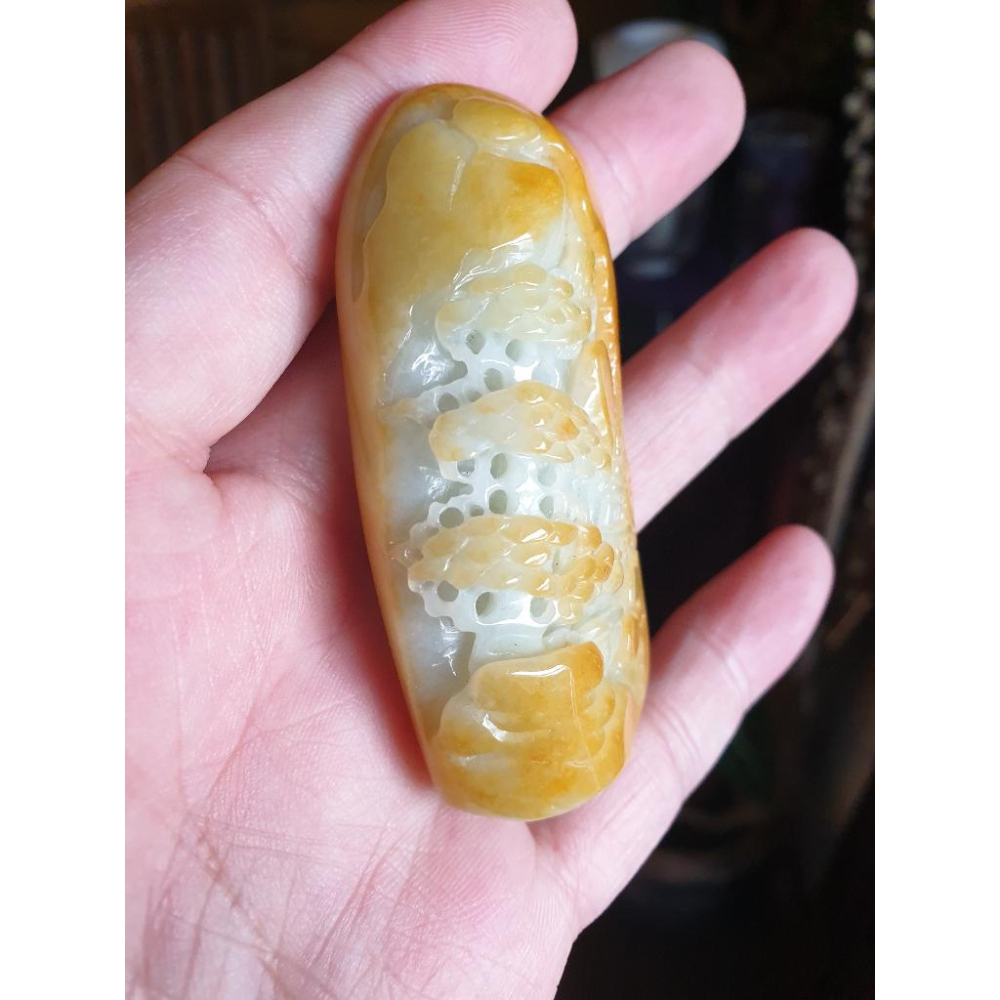 逸品軒~天然緬甸玉A貨-R1851-細糯蜜糖黃山水貴人墜子 長70.7mm寬34mm厚17.8mm 水頭好、雕工精細，巧-細節圖3