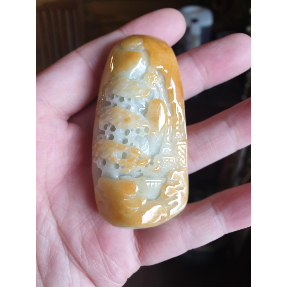 逸品軒~天然緬甸玉A貨-R1851-細糯蜜糖黃山水貴人墜子 長70.7mm寬34mm厚17.8mm 水頭好、雕工精細，巧-細節圖4