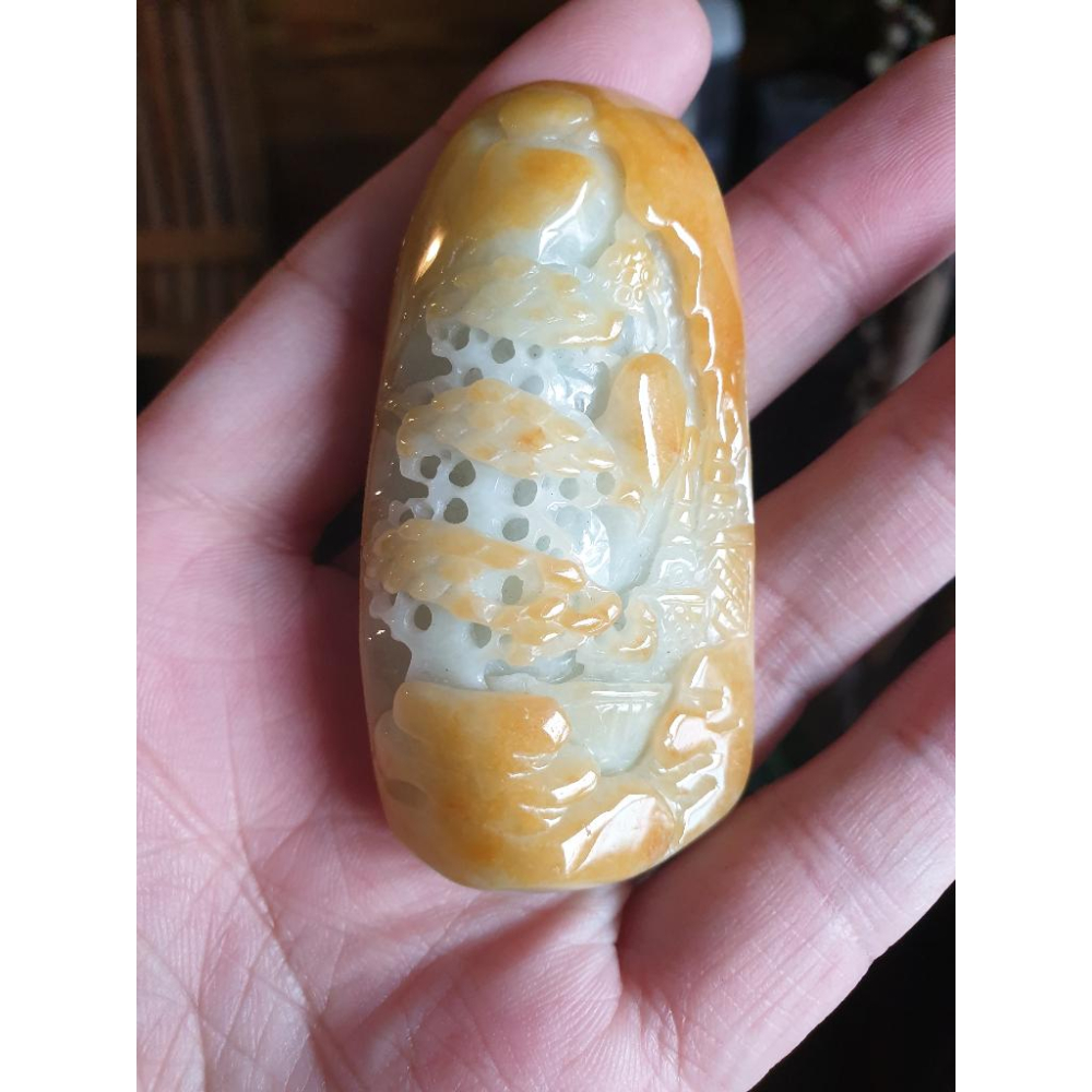 逸品軒~天然緬甸玉A貨-R1851-細糯蜜糖黃山水貴人墜子 長70.7mm寬34mm厚17.8mm 水頭好、雕工精細，巧-細節圖5