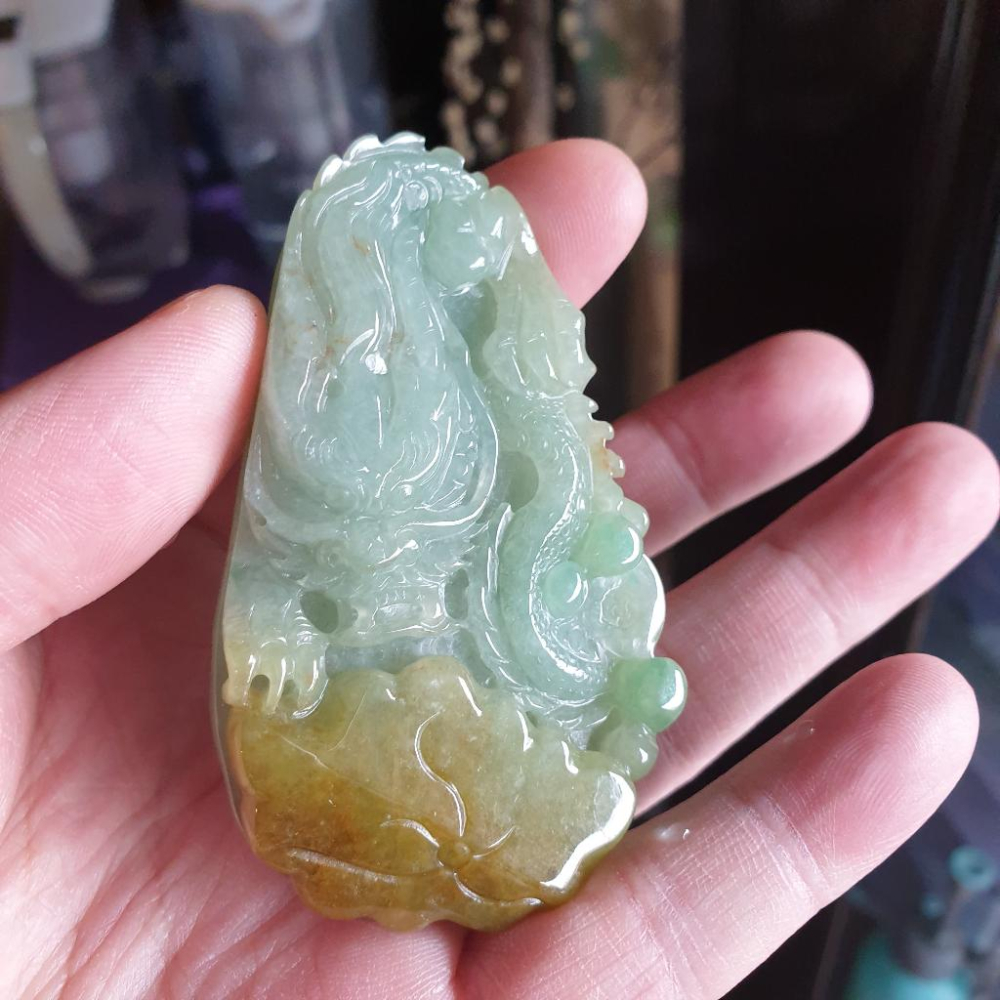 逸品軒~天然緬甸玉A貨-R1689-淡綠黃翡龍牌墜子 長75.8mm寬44.4mm厚12.2mm 水頭好，顏色漂亮。 龍-細節圖2