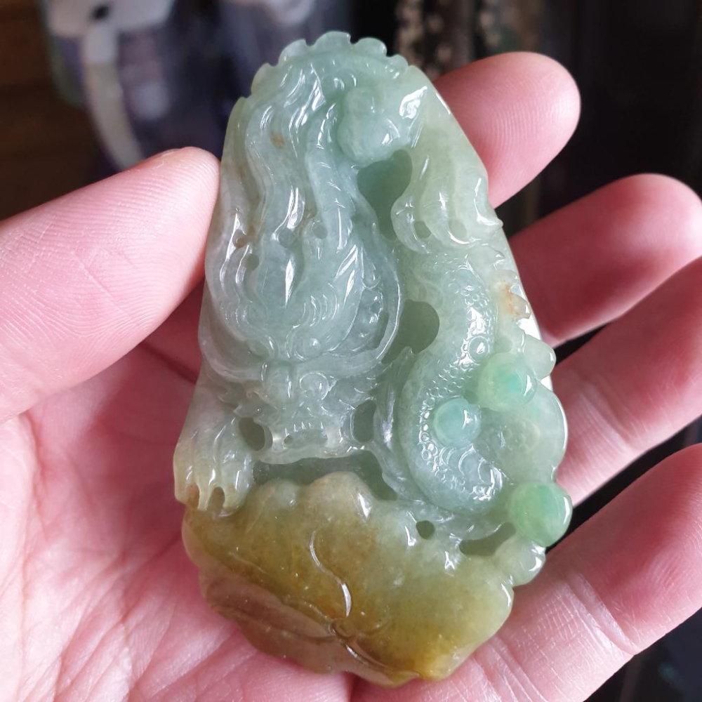 逸品軒~天然緬甸玉A貨-R1689-淡綠黃翡龍牌墜子 長75.8mm寬44.4mm厚12.2mm 水頭好，顏色漂亮。 龍-細節圖6
