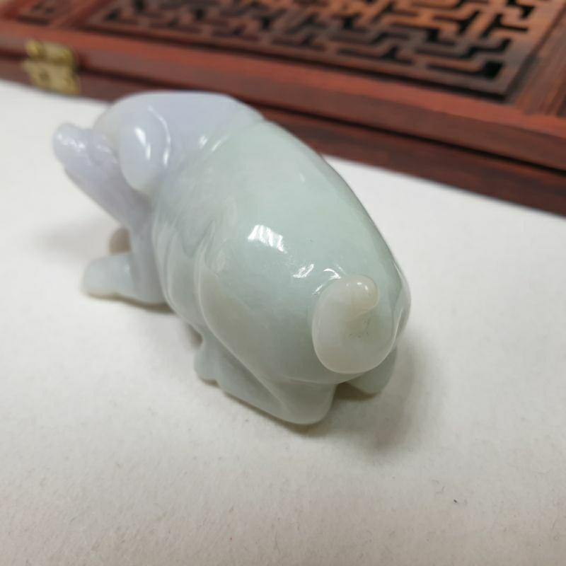 逸品軒～天然緬甸玉A貨-O0360-細糯淡春彩豬小擺件長54.3mm寬22.6mm厚25.7mm💰特價1780元-細節圖3