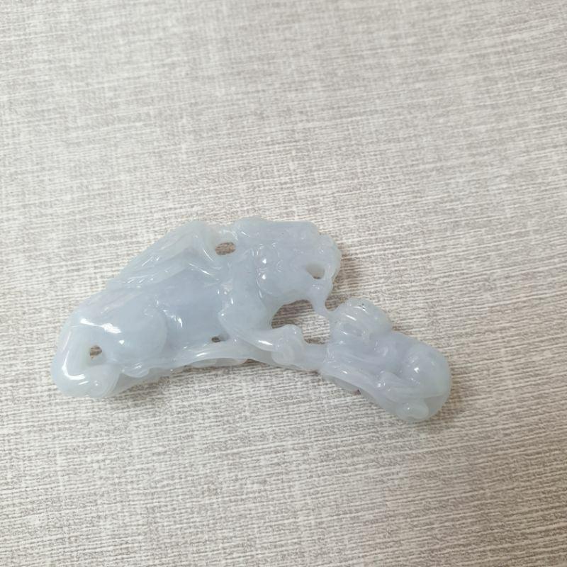 天然緬甸玉A貨-O0339-冰糯飄淡藍色望子成龍小擺件長63.9mm寬24.6mm厚13.1mm💰優惠價2680元-細節圖4