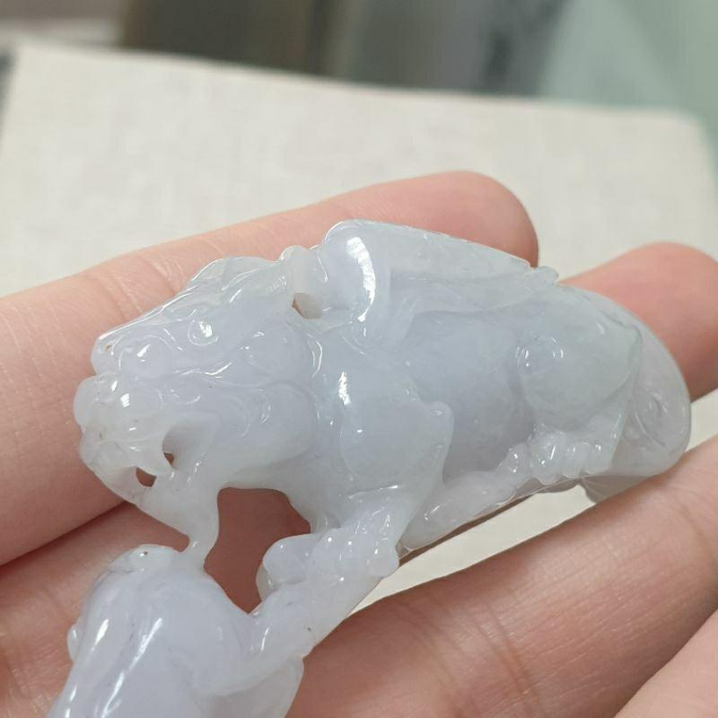 天然緬甸玉A貨-O0339-冰糯飄淡藍色望子成龍小擺件長63.9mm寬24.6mm厚13.1mm💰優惠價2680元-細節圖5