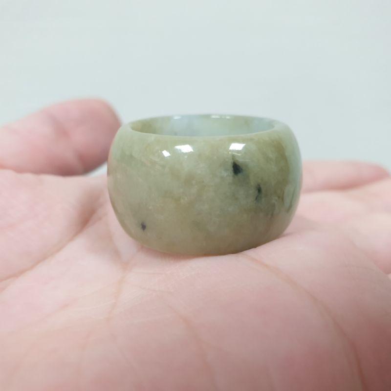 天然緬甸玉A貨-J0143-黃翡飄花戒指寬16.4mm厚4.4mm內徑約21.4mm國際圍#21
💰特價1000元-細節圖3