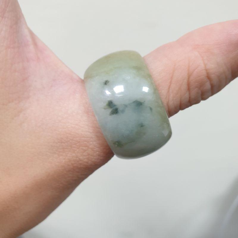 天然緬甸玉A貨-J0143-黃翡飄花戒指寬16.4mm厚4.4mm內徑約21.4mm國際圍#21
💰特價1000元-細節圖4