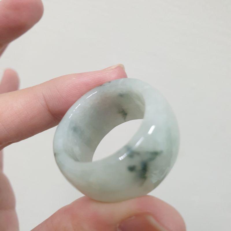 天然緬甸玉A貨-J0137-冰糯飄花戒指寬14.3mm厚4.6mm內徑約21.4mm國際圍#21💰特價1200元有紋無摳-細節圖2