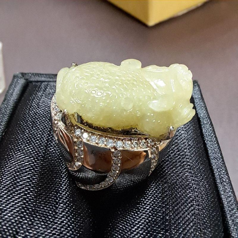 天然緬甸玉A貨-J204-黃翡三腳蟾925銀戒指長23.3mm寬14.5mm厚10.2mm💰特價999元

•活動戒圍-細節圖2