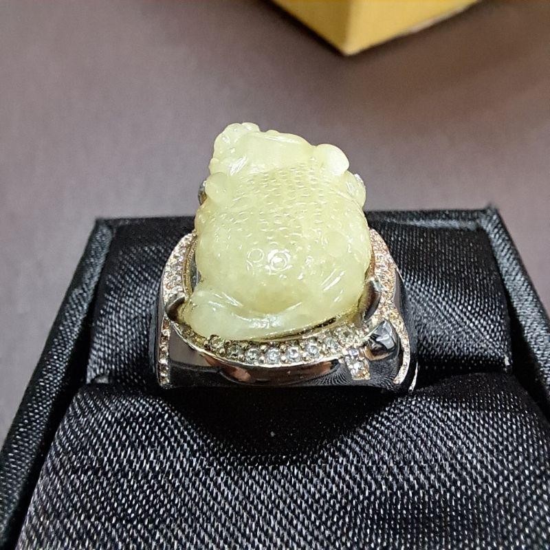 天然緬甸玉A貨-J204-黃翡三腳蟾925銀戒指長23.3mm寬14.5mm厚10.2mm💰特價999元

•活動戒圍-細節圖3