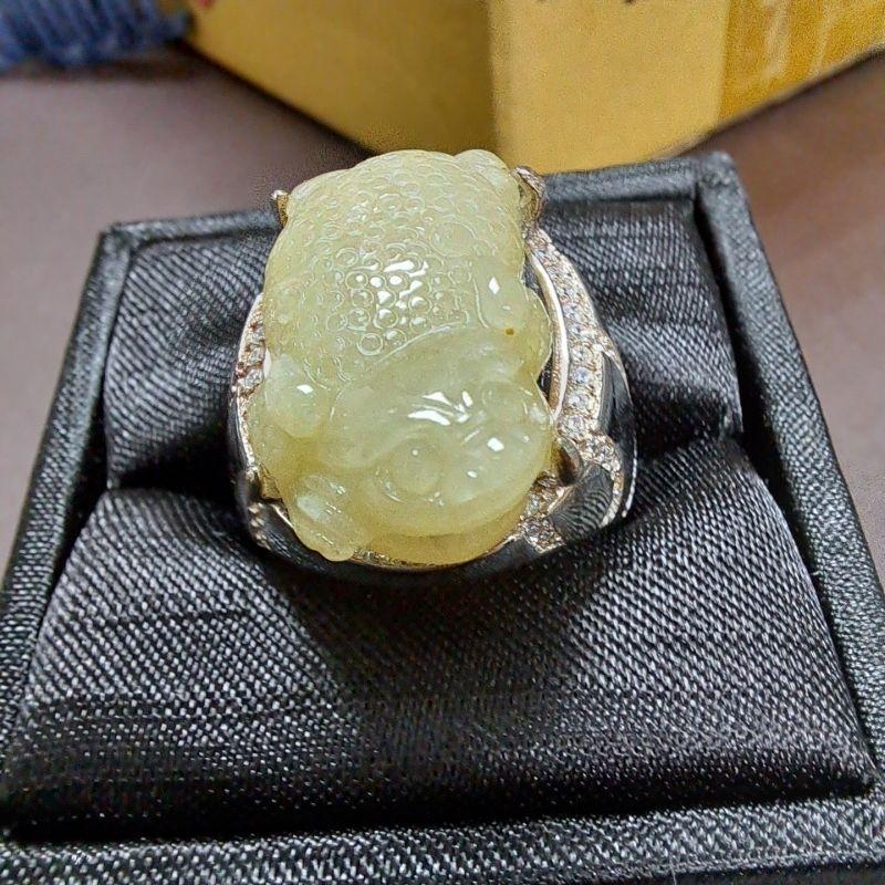 天然緬甸玉A貨-J204-黃翡三腳蟾925銀戒指長23.3mm寬14.5mm厚10.2mm💰特價999元

•活動戒圍-細節圖4