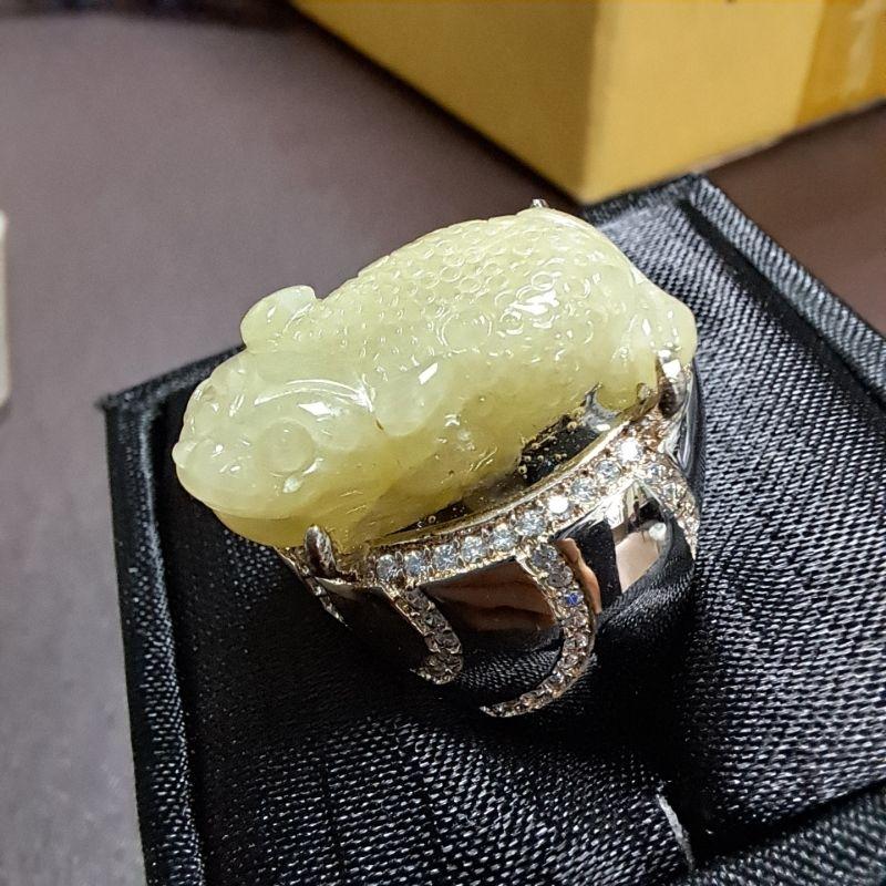 天然緬甸玉A貨-J204-黃翡三腳蟾925銀戒指長23.3mm寬14.5mm厚10.2mm💰特價999元

•活動戒圍-細節圖5