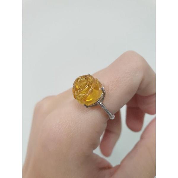 玫瑰造型琥珀戒指-J0083-珠寬12mm
💰特價599元
🌟925銀戒，活動戒圍。-細節圖4