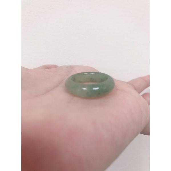 天然緬甸玉A貨-翡翠戒指-J0103- 寬5.8mm 厚3.4mm 內徑約16.9mm 國際圍#11 ♥️特價888元-細節圖3