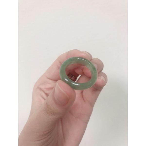 天然緬甸玉A貨-翡翠戒指-J0103- 寬5.8mm 厚3.4mm 內徑約16.9mm 國際圍#11 ♥️特價888元-細節圖5