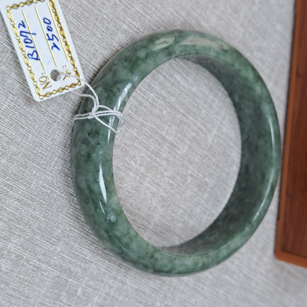 逸品軒～天然緬甸玉A貨-B1072-豆青玉鐲  寬14.8mm厚7.8mm內徑57.3mm約18.2圍  • 有不明顯紋-細節圖3