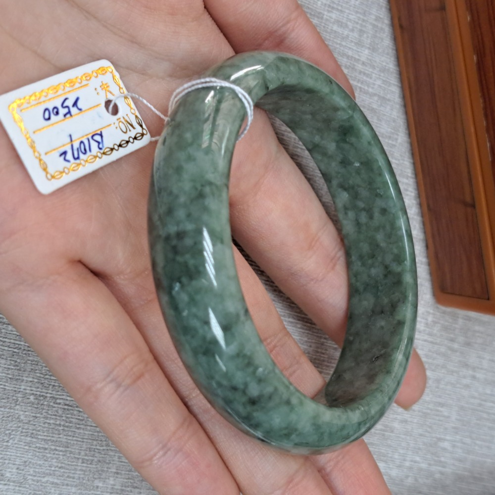 逸品軒～天然緬甸玉A貨-B1072-豆青玉鐲  寬14.8mm厚7.8mm內徑57.3mm約18.2圍  • 有不明顯紋-細節圖4