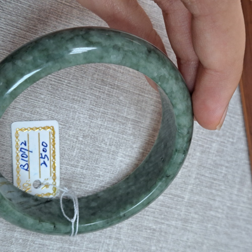 逸品軒～天然緬甸玉A貨-B1072-豆青玉鐲  寬14.8mm厚7.8mm內徑57.3mm約18.2圍  • 有不明顯紋-細節圖5
