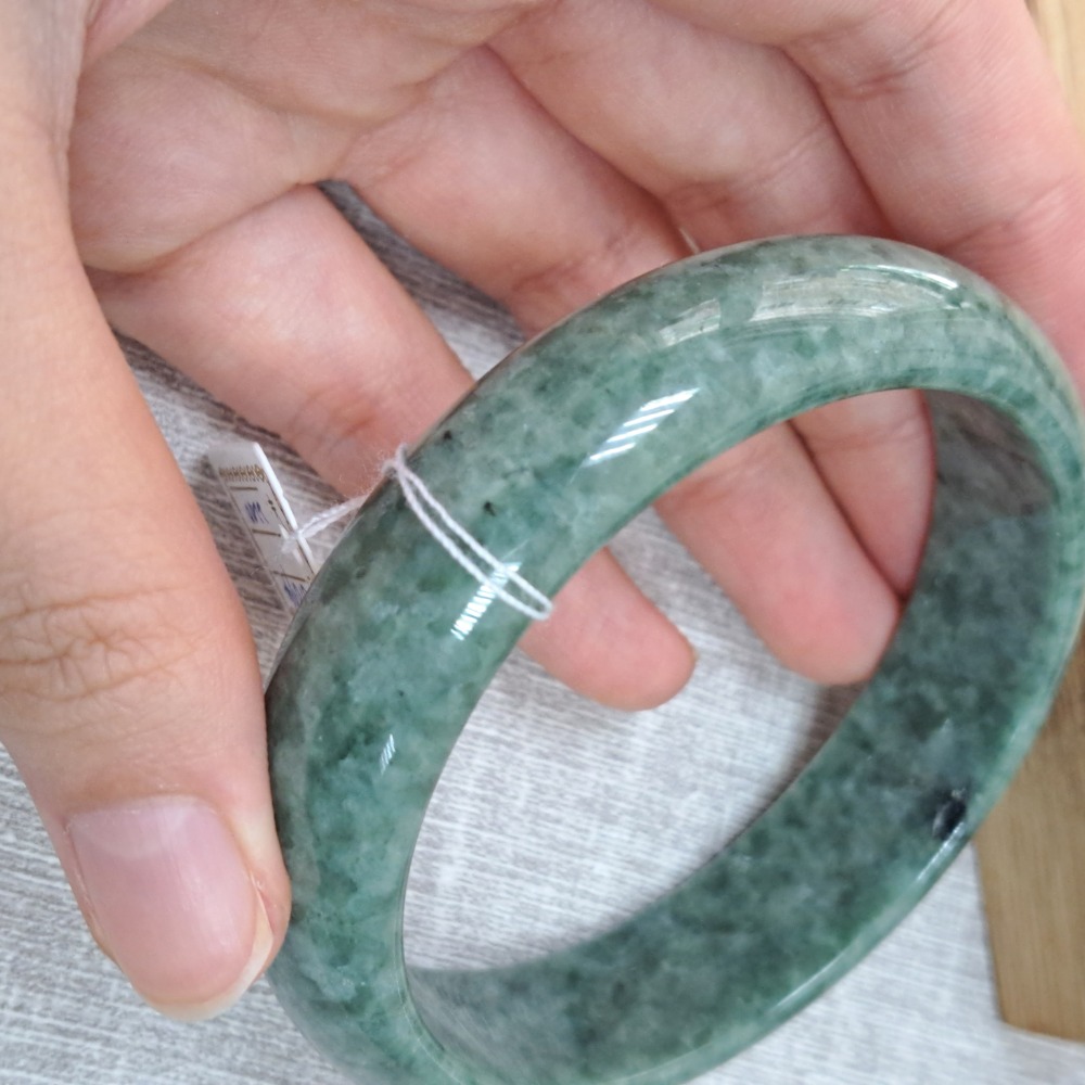 逸品軒～天然緬甸玉A貨-B1074-豆青玉鐲  寬15.5mm厚7mm內徑59.3mm約18.8圍  • 有不明顯紋微摳-細節圖2