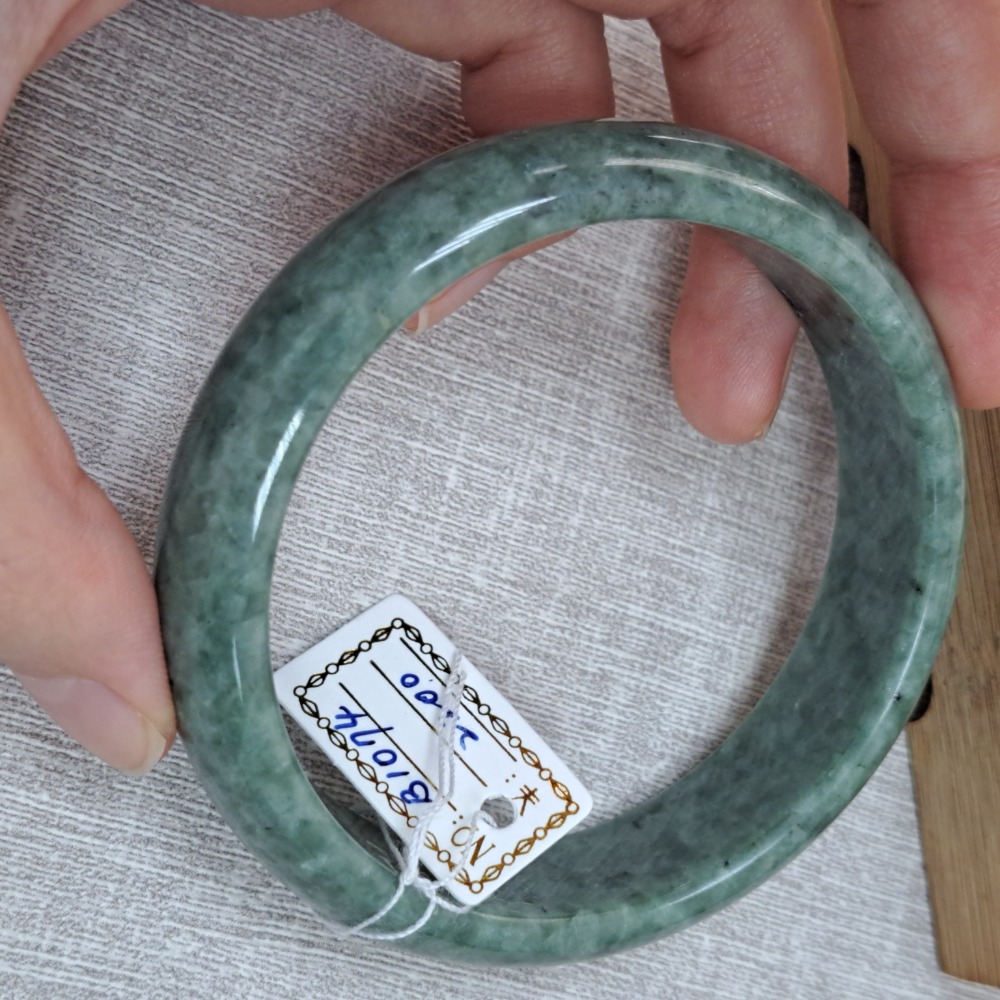 逸品軒～天然緬甸玉A貨-B1074-豆青玉鐲  寬15.5mm厚7mm內徑59.3mm約18.8圍  • 有不明顯紋微摳-細節圖3