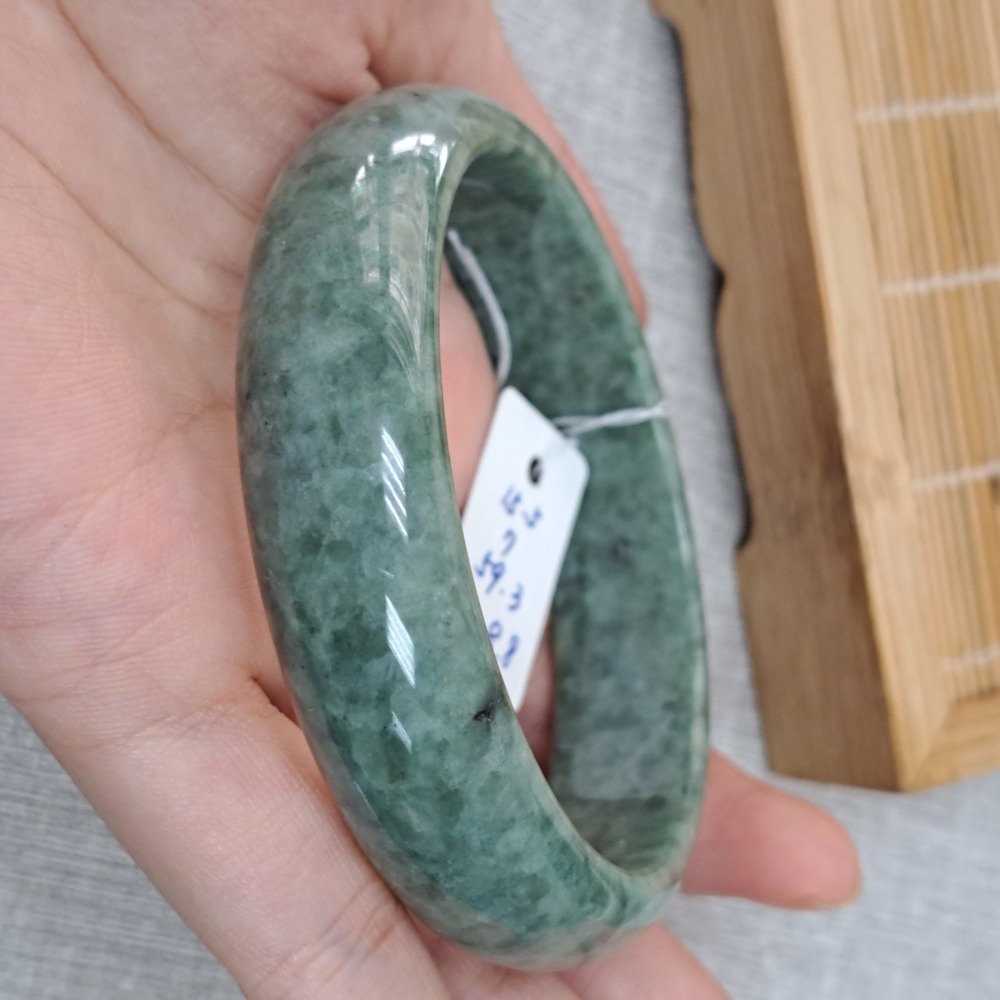 逸品軒～天然緬甸玉A貨-B1074-豆青玉鐲  寬15.5mm厚7mm內徑59.3mm約18.8圍  • 有不明顯紋微摳-細節圖4