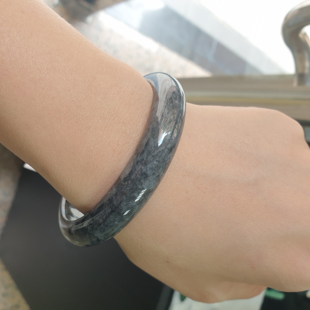 逸品軒～天然緬甸玉A貨-B1067-烏雞玉鐲 寬12.1mm厚7.4mm內徑58.9mm約18.7圍 • 有不明顯紋微微-細節圖3