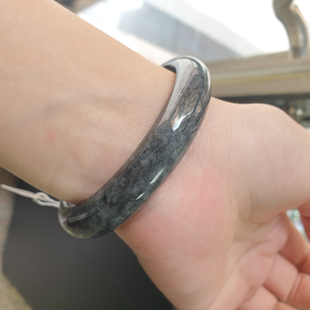 逸品軒～天然緬甸玉A貨-B1067-烏雞玉鐲 寬12.1mm厚7.4mm內徑58.9mm約18.7圍 • 有不明顯紋微微-細節圖4