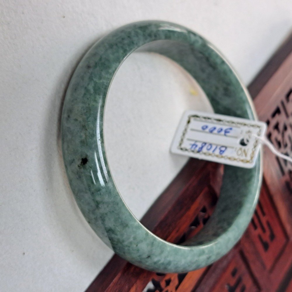 逸品軒～天然緬甸玉A貨-B1084-豆青玉鐲  寬13.6mm厚7.1mm內徑57.4mm約18.2圍  • 無紋無摳-細節圖2