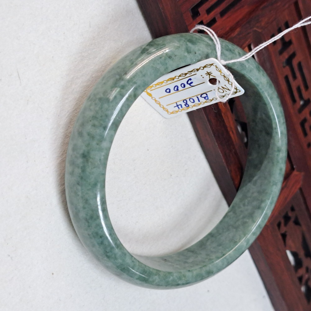 逸品軒～天然緬甸玉A貨-B1084-豆青玉鐲  寬13.6mm厚7.1mm內徑57.4mm約18.2圍  • 無紋無摳-細節圖3