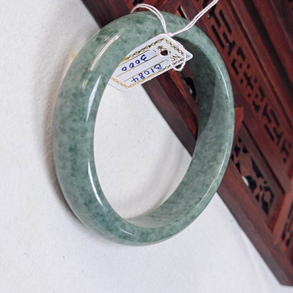 逸品軒～天然緬甸玉A貨-B1084-豆青玉鐲  寬13.6mm厚7.1mm內徑57.4mm約18.2圍  • 無紋無摳-細節圖4