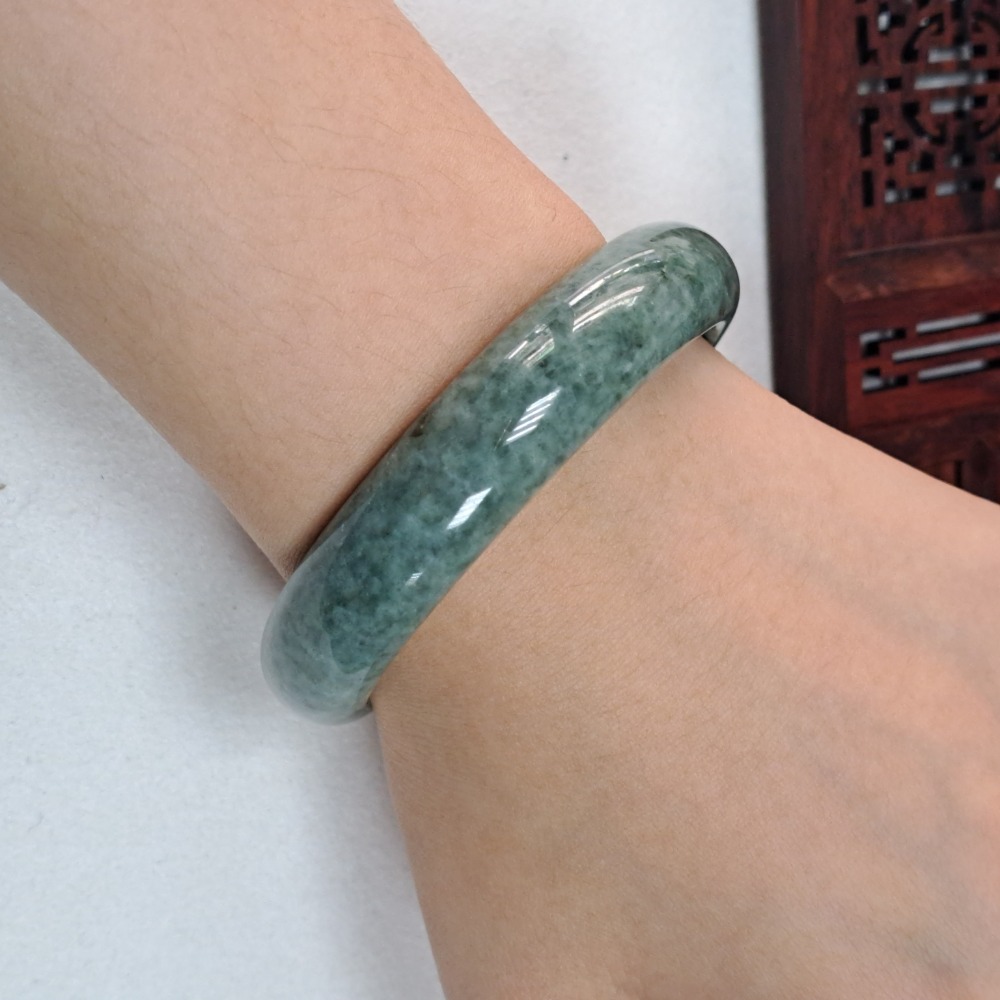 逸品軒～天然緬甸玉A貨-B1084-豆青玉鐲  寬13.6mm厚7.1mm內徑57.4mm約18.2圍  • 無紋無摳-細節圖5