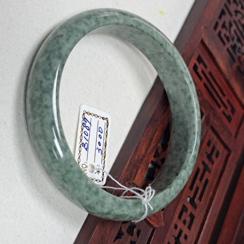 逸品軒～天然緬甸玉A貨-B1087-豆青玉鐲  寬13.2mm厚7mm內徑59.2mm約18.8圍  • 無紋無摳-細節圖2