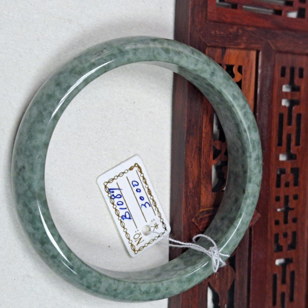 逸品軒～天然緬甸玉A貨-B1087-豆青玉鐲  寬13.2mm厚7mm內徑59.2mm約18.8圍  • 無紋無摳-細節圖3