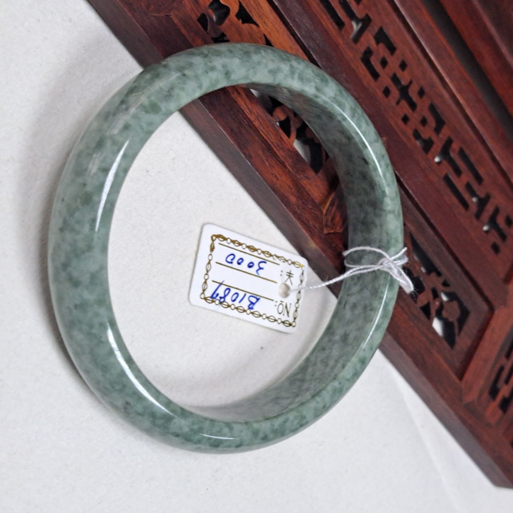 逸品軒～天然緬甸玉A貨-B1087-豆青玉鐲  寬13.2mm厚7mm內徑59.2mm約18.8圍  • 無紋無摳-細節圖4