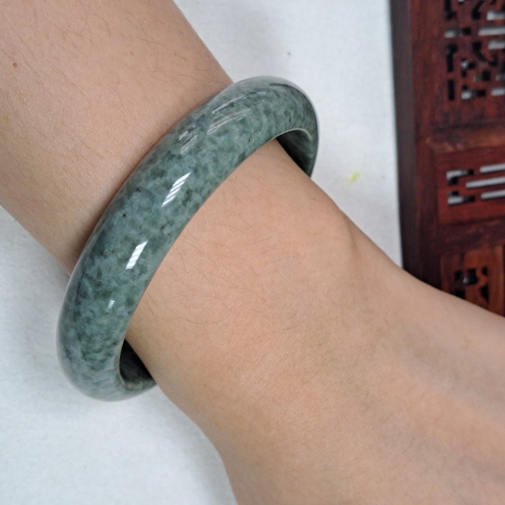 逸品軒～天然緬甸玉A貨-B1087-豆青玉鐲  寬13.2mm厚7mm內徑59.2mm約18.8圍  • 無紋無摳-細節圖5
