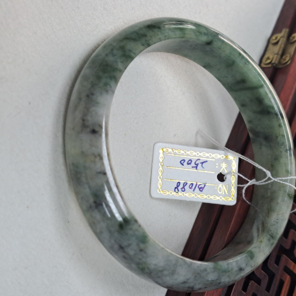 逸品軒~天然緬甸玉A貨-B1088-烏雞帶飄花玉鐲  寬13.3mm厚7.4mm內徑58.7mm約18.6圍  💰優惠-細節圖2