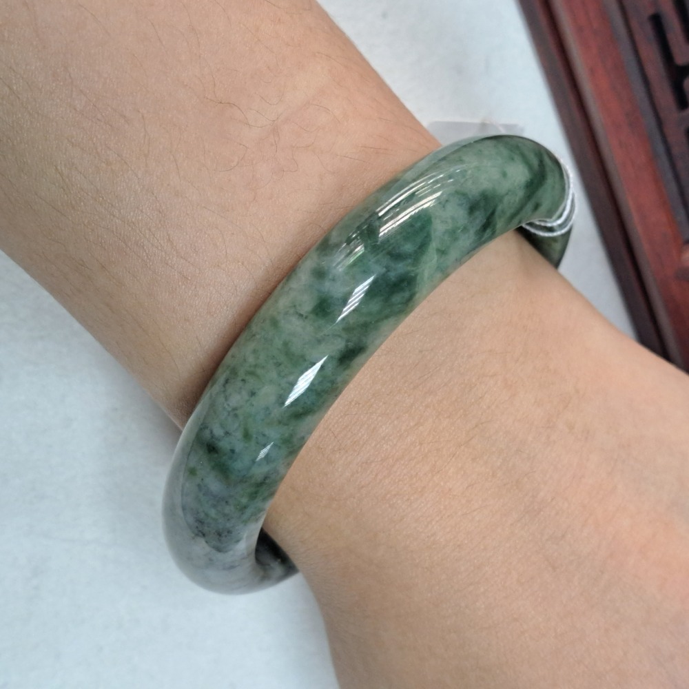 逸品軒~天然緬甸玉A貨-B1088-烏雞帶飄花玉鐲  寬13.3mm厚7.4mm內徑58.7mm約18.6圍  💰優惠-細節圖3