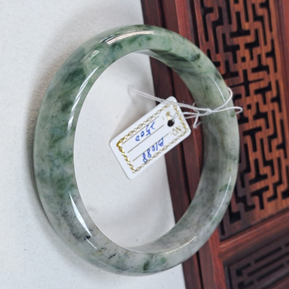 逸品軒~天然緬甸玉A貨-B1088-烏雞帶飄花玉鐲  寬13.3mm厚7.4mm內徑58.7mm約18.6圍  💰優惠-細節圖4