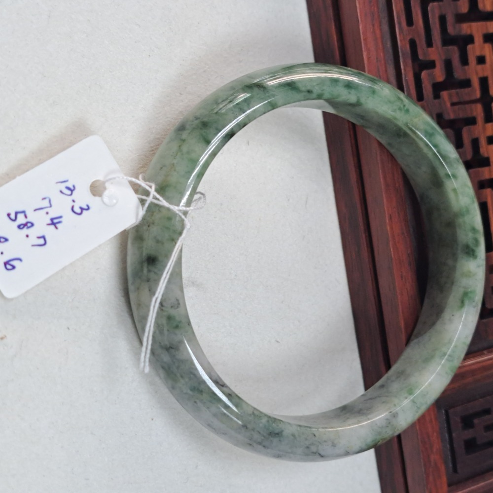 逸品軒~天然緬甸玉A貨-B1088-烏雞帶飄花玉鐲  寬13.3mm厚7.4mm內徑58.7mm約18.6圍  💰優惠-細節圖5