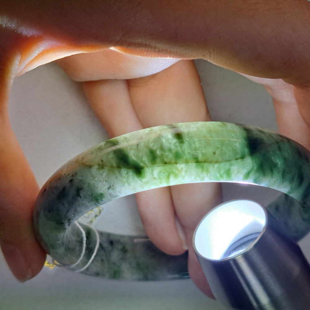 逸品軒~天然緬甸玉A貨-B1088-烏雞帶飄花玉鐲  寬13.3mm厚7.4mm內徑58.7mm約18.6圍  💰優惠-細節圖6