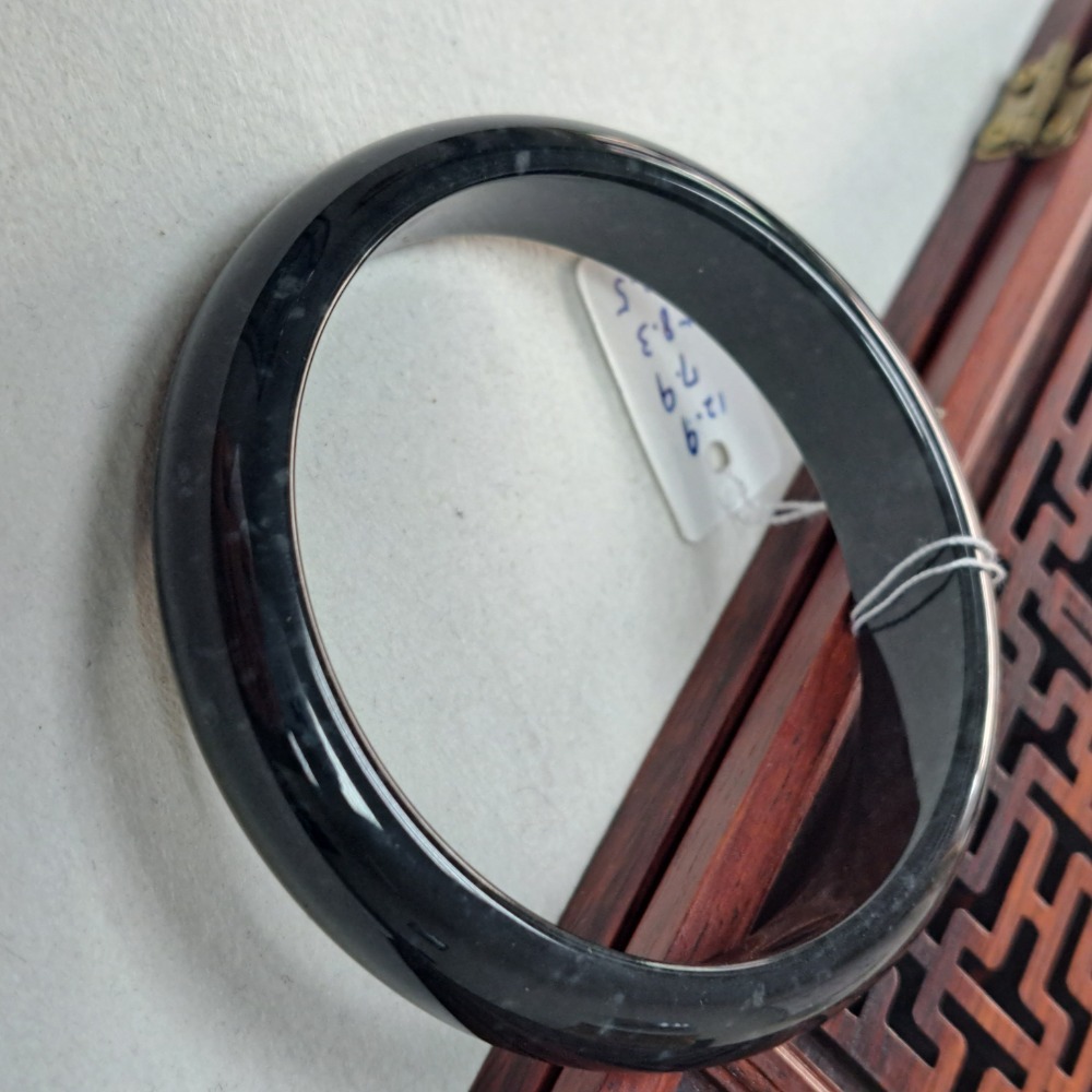 逸品軒~天然翡翠A貨-B1091-瓜料玉鐲  寬12.9mm厚7.9mm內徑58.3mm約18.5圍  🔸️無紋無摳-細節圖2