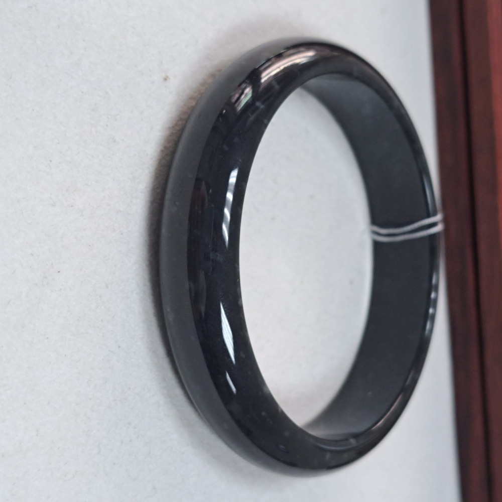 逸品軒~天然翡翠A貨-B1091-瓜料玉鐲  寬12.9mm厚7.9mm內徑58.3mm約18.5圍  🔸️無紋無摳-細節圖3