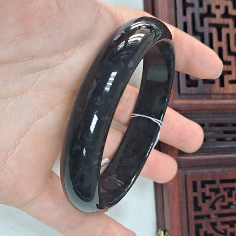 逸品軒~天然翡翠A貨-B1091-瓜料玉鐲  寬12.9mm厚7.9mm內徑58.3mm約18.5圍  🔸️無紋無摳-細節圖4