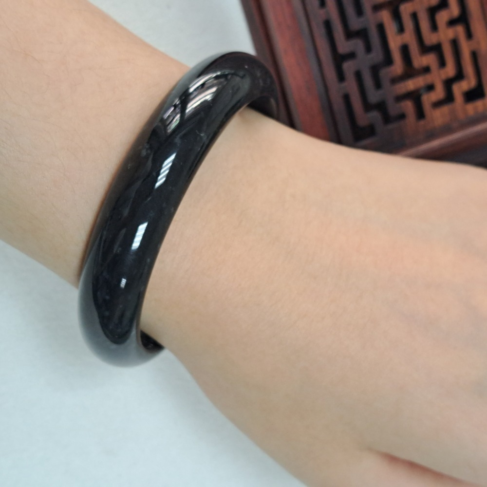 逸品軒~天然翡翠A貨-B1091-瓜料玉鐲  寬12.9mm厚7.9mm內徑58.3mm約18.5圍  🔸️無紋無摳-細節圖5