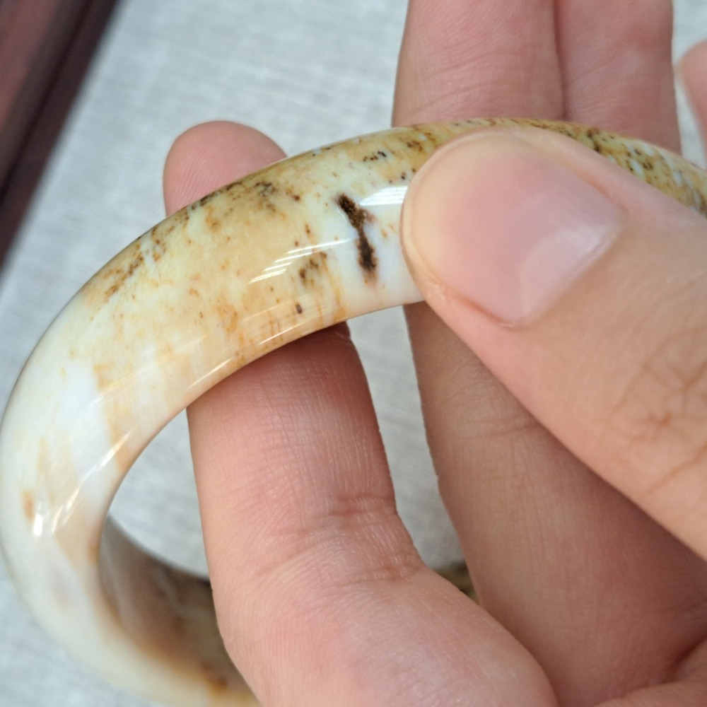 逸品軒~天然樹化玉鐲-B1101-   寬15.3mm厚8.5mm內徑58.5mm約18.5圍   • 有一小缺口-細節圖5