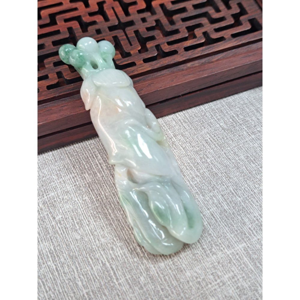 逸品軒～天然緬甸玉A貨-Z5921-灑金飄花人蔘(生)如意墜子 長71.5mm寬21.3mm厚13.6mm 💰特價99-細節圖2