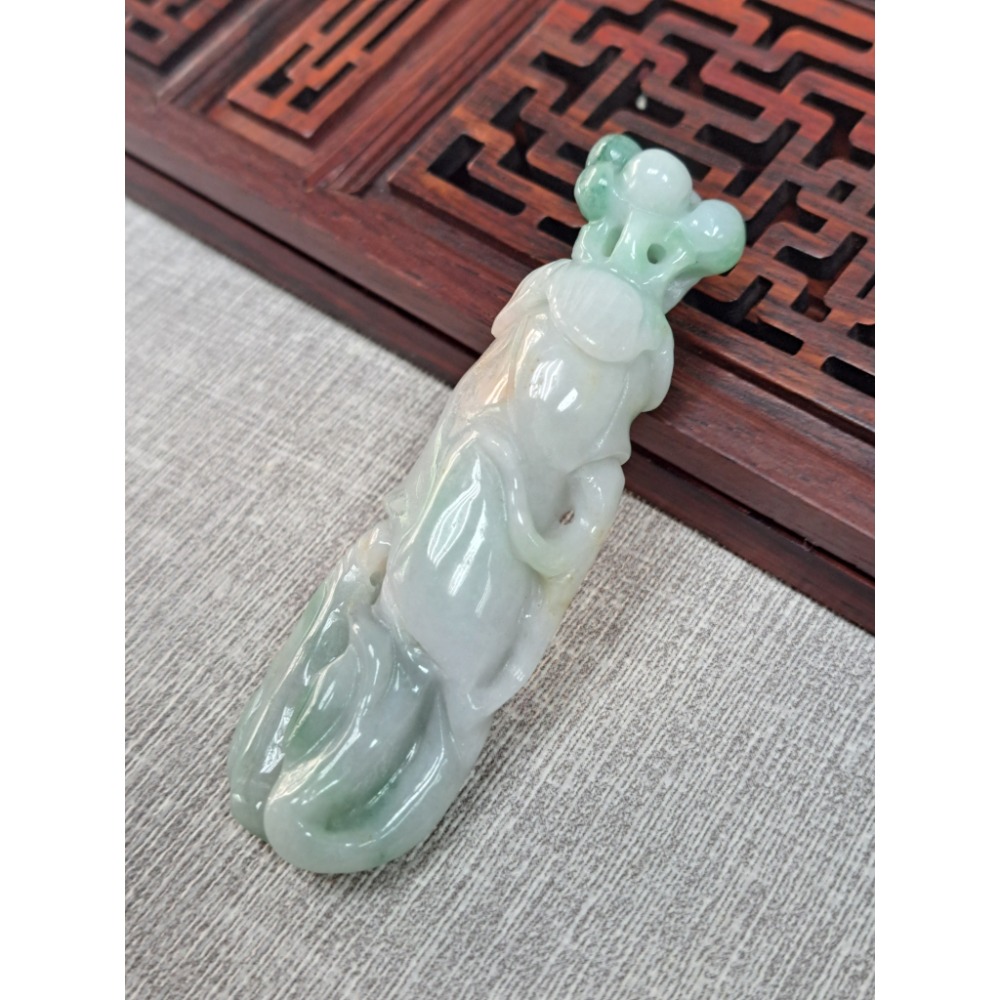 逸品軒～天然緬甸玉A貨-Z5921-灑金飄花人蔘(生)如意墜子 長71.5mm寬21.3mm厚13.6mm 💰特價99-細節圖3