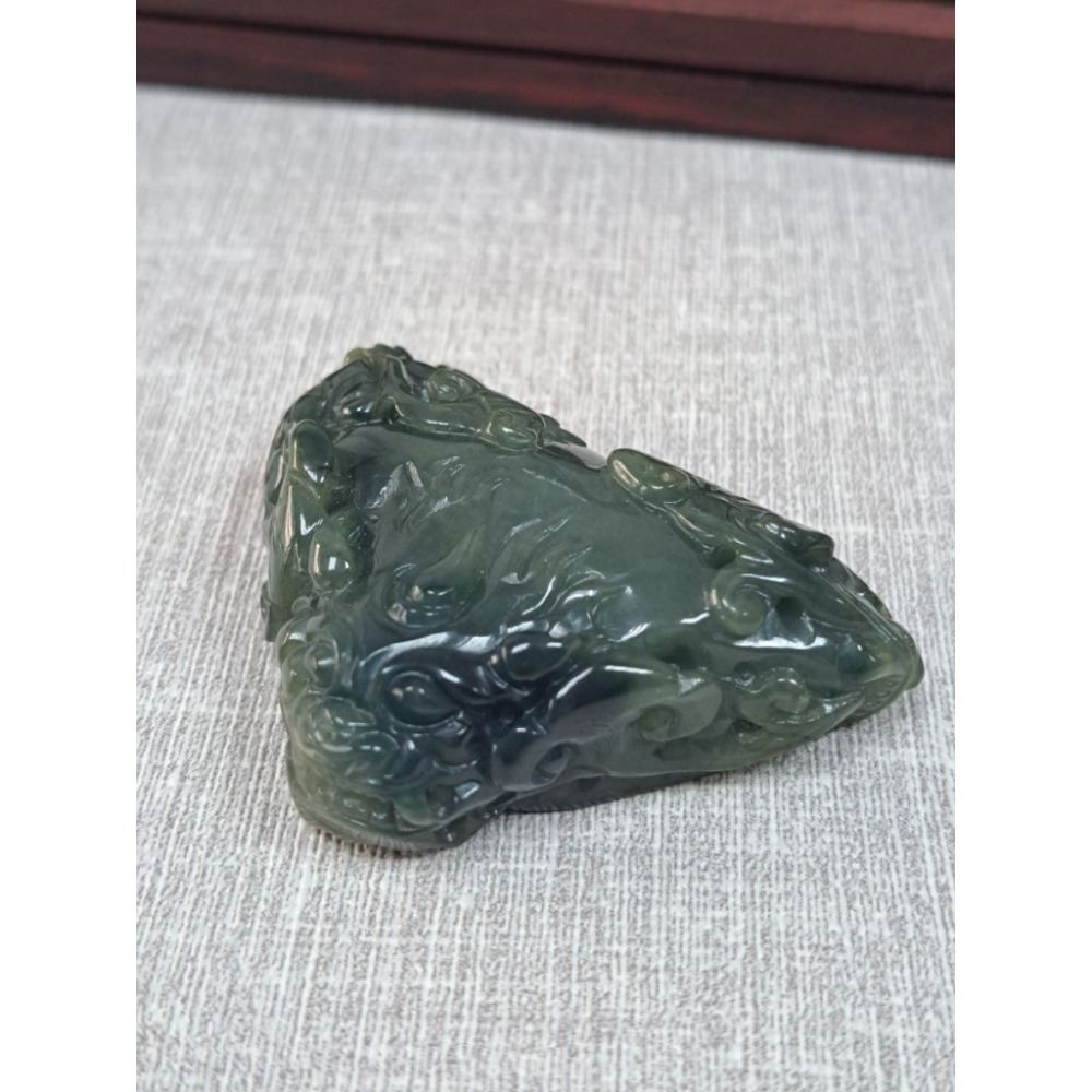 逸品軒～天然緬甸玉A貨-Z5923-飄花龍如意墜子/擺件 長55mm寬47.7mm厚15.5mm 💰特價1680元 •-細節圖2